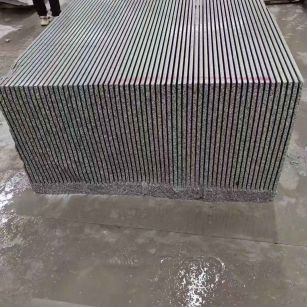 湖州芝麻白毛板荒料切割