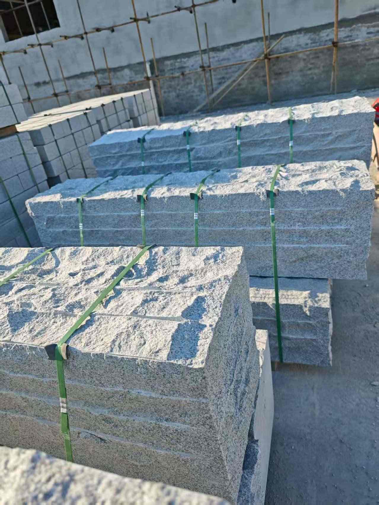 湖州芝麻白自然面整石 坐凳